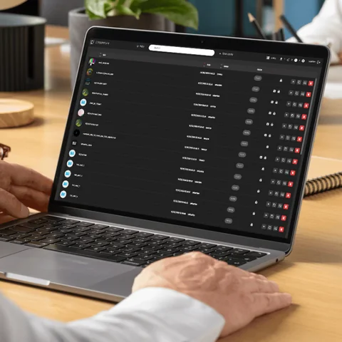 Gestion des vidéos dans Streamplify sur un ordinateur portable.