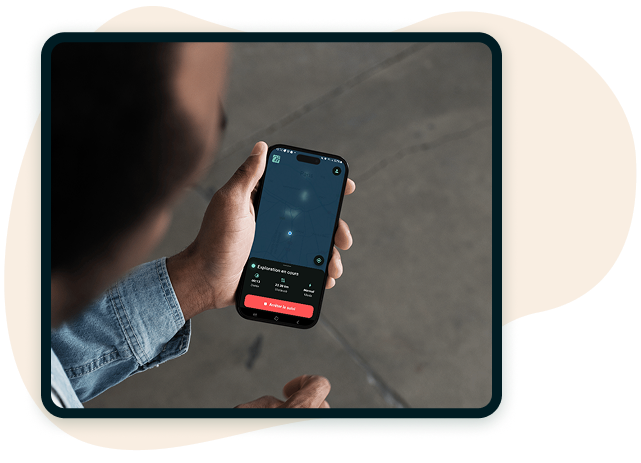 Mopingo+ sur téléphone pour enregistrer les déplacements pendant une exploration.